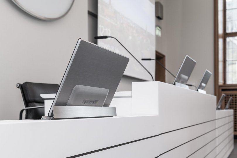 Asztalba süllyeszthető monitorok az Element One-tól