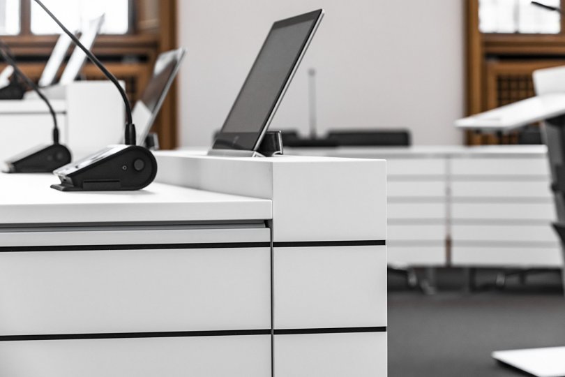 Asztalba süllyeszthető monitorok az Element One-tól